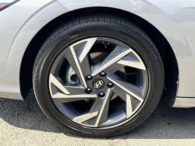 Used 2025  Hyundai SEL Sport image 11