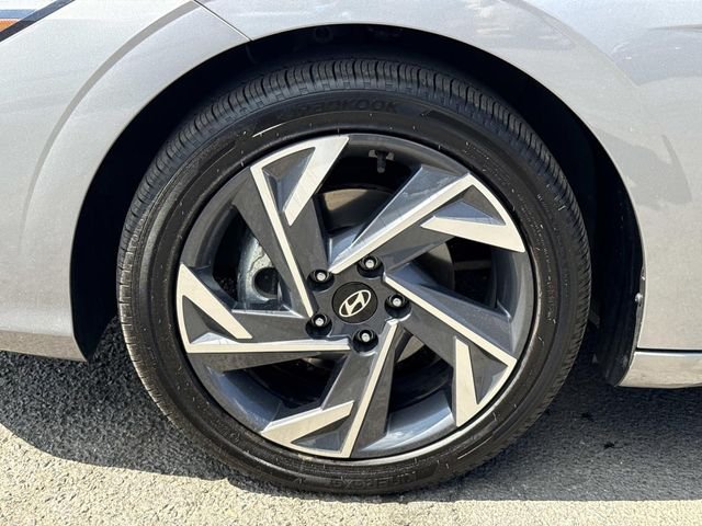 Used 2025  Hyundai SEL Sport image 11