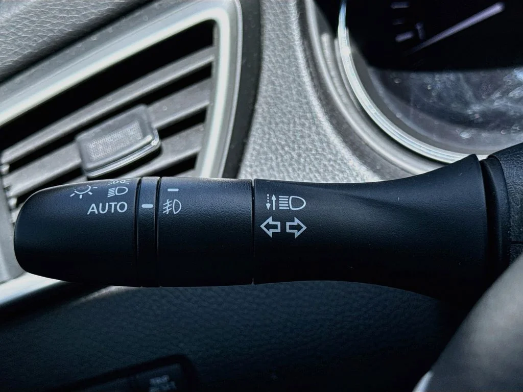 Used 2014 Silver Nissan SV image 13