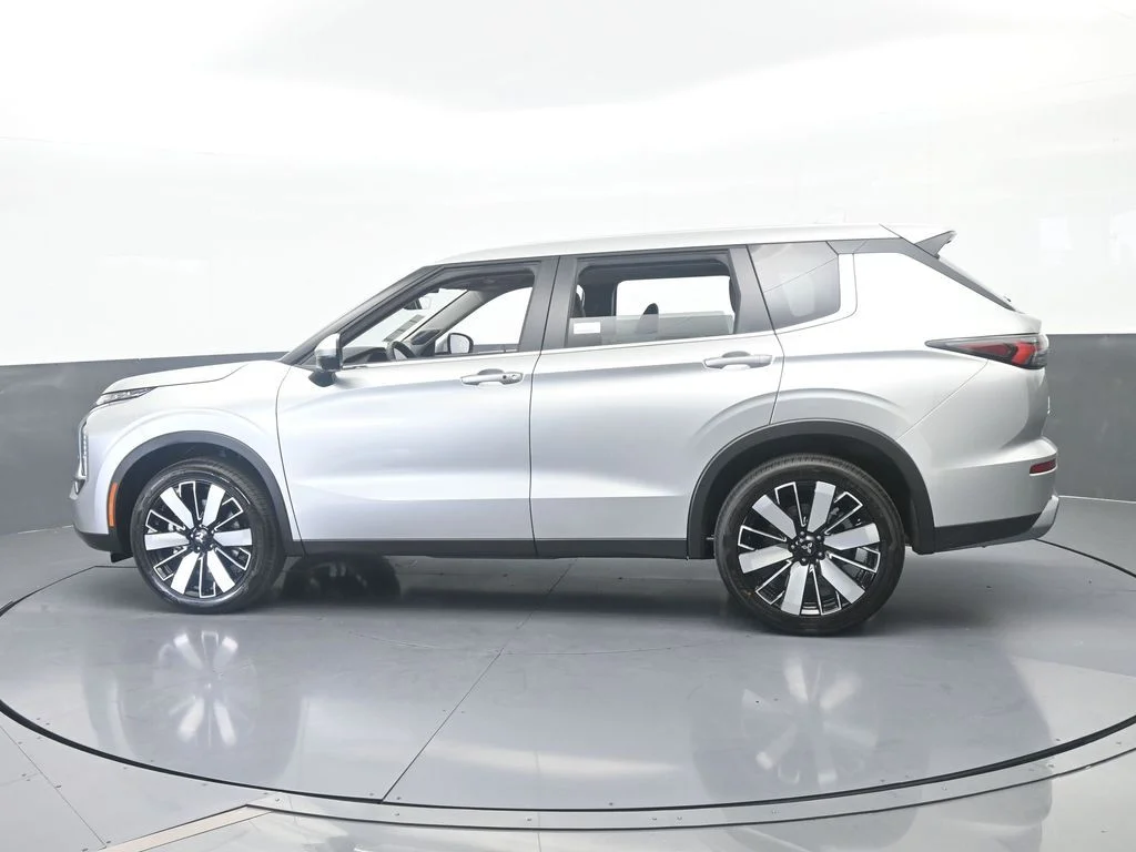 New 2026 Silver Metallic Mitsubishi SE 1.5T 2WD image 3