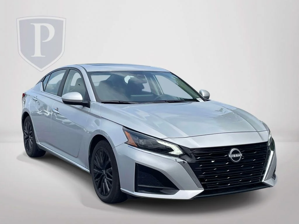 Used 2025 Silver Nissan 2.5 SV image 2