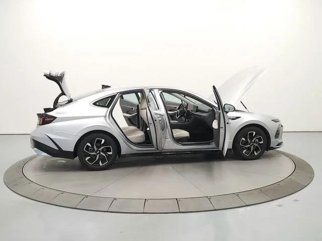 Used 2025 Silver Hyundai SEL image 16