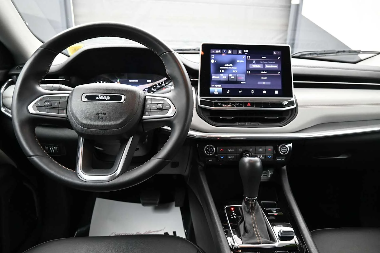 Used 2022 Diamond Black Crystal Pearlcoat Jeep Limited image 13