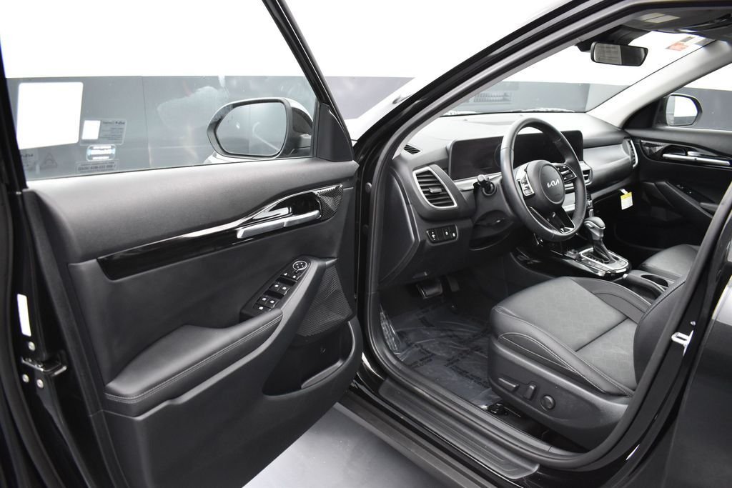 Certified Used 2025 Fusion Black Kia EX image 5