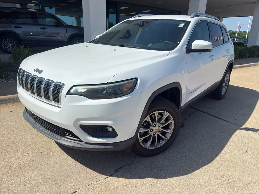 Used 2019 Bright White Clearcoat Jeep Latitude Plus image 5