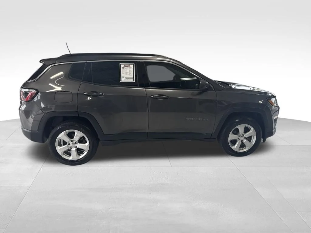 Used 2018 Gray Jeep Latitude image 7