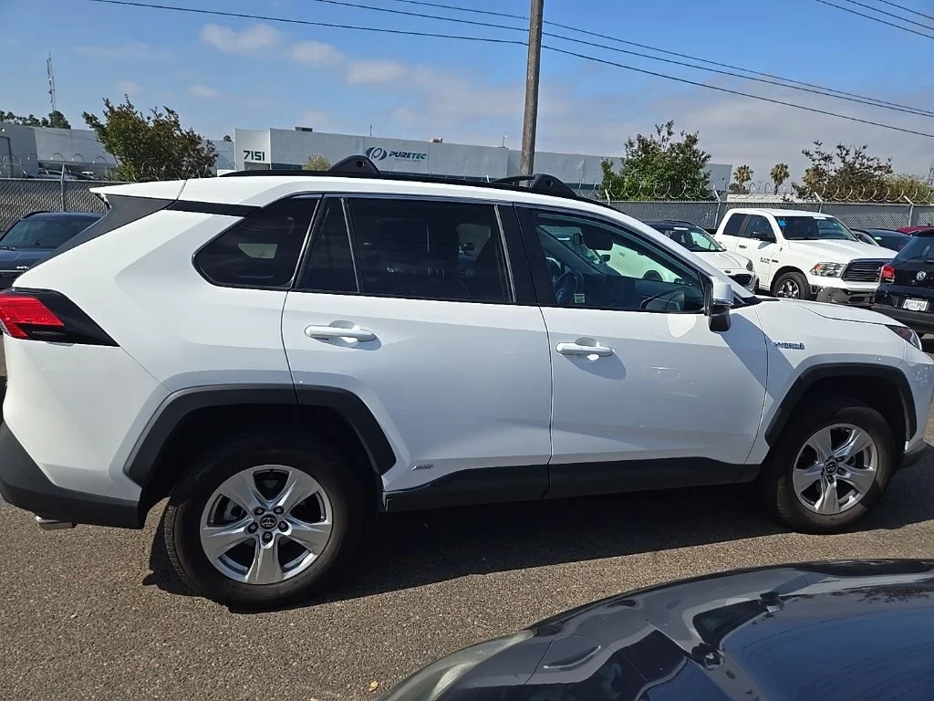 Used 2020 White Toyota XLE image 9