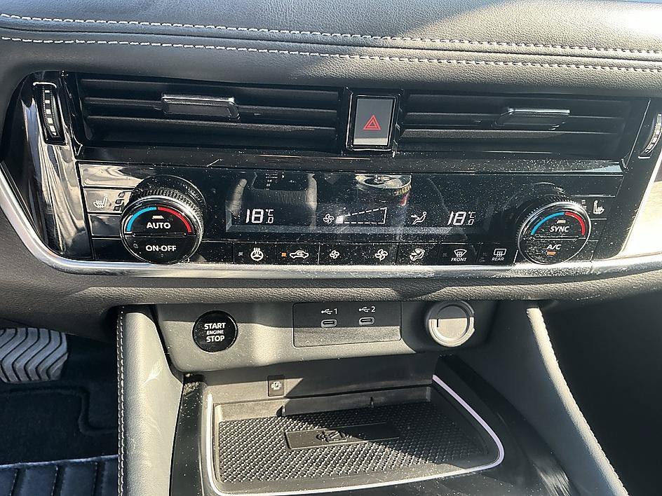 Used 2025 Champagne Silver Metallic Nissan Platinum image 18