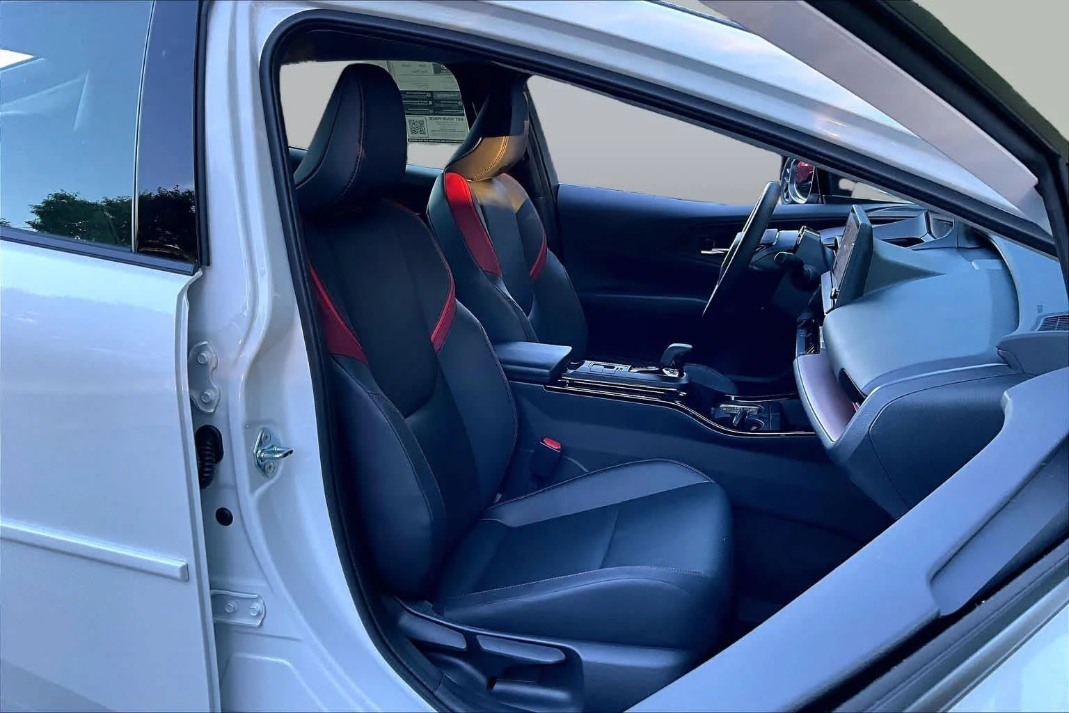 2026 Toyota Prius Plug-in Hybrid XSE - Photo 8