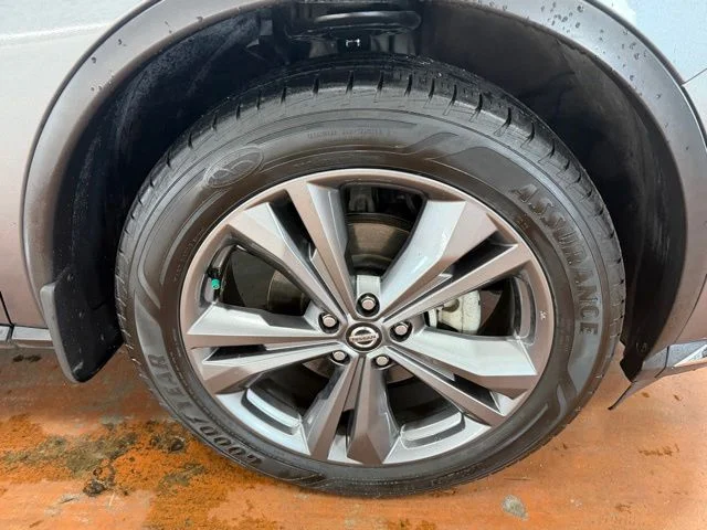 Used 2020 Gray Nissan Platinum image 8