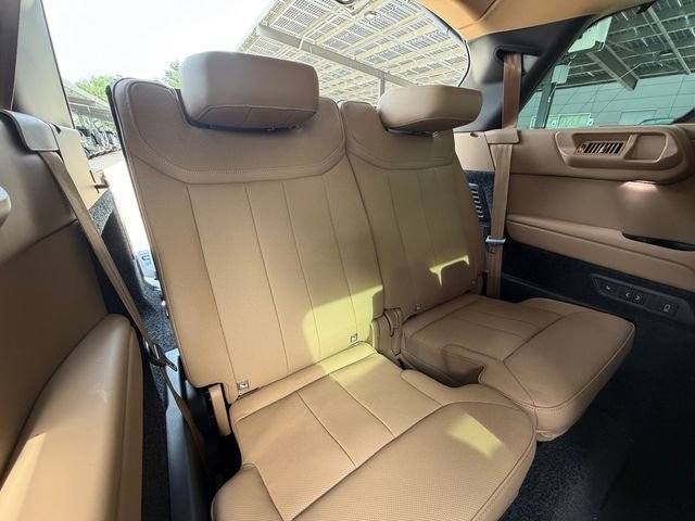 New 2026 Fuji White Land Rover SE image 17
