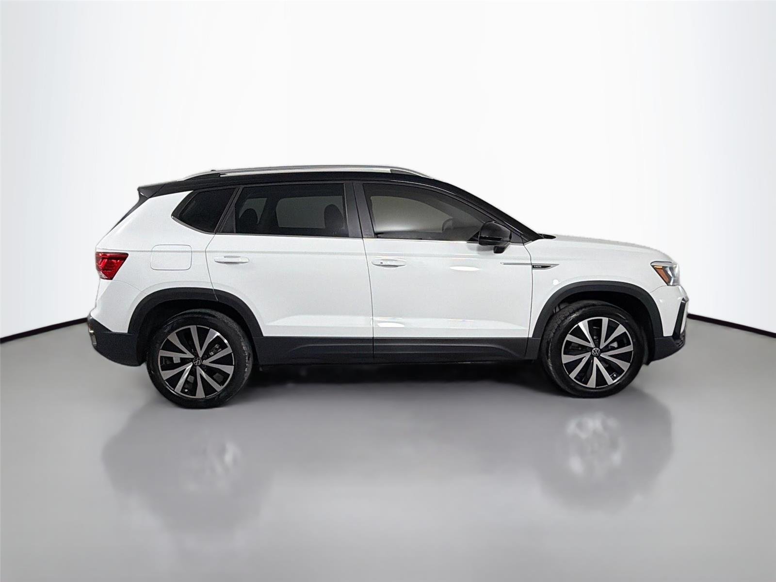 Used 2023 Pure White Volkswagen SE image 4