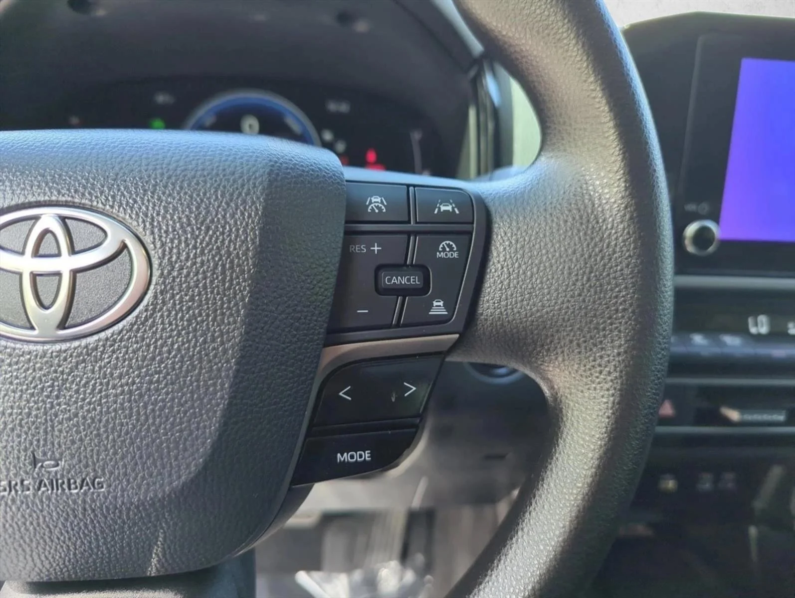 Used 2025 White Toyota LE image 18