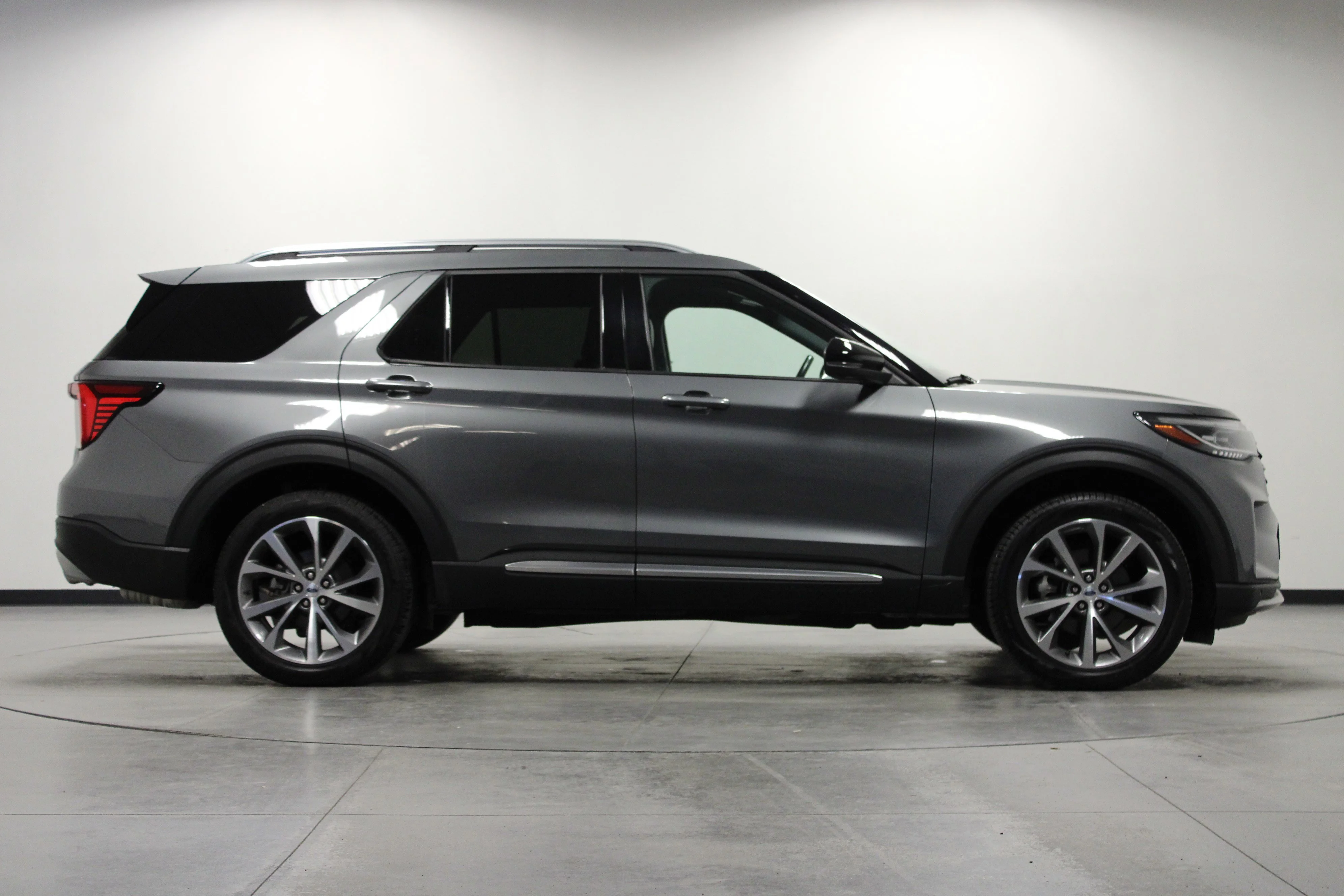 Used 2025 Gray Metallic Ford Platinum image 3