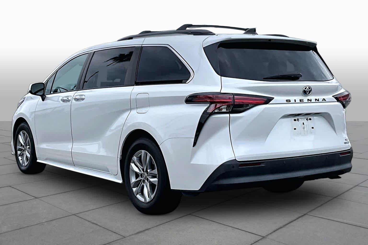 Used 2022 Wind Chill Pearl Toyota XLE image 11