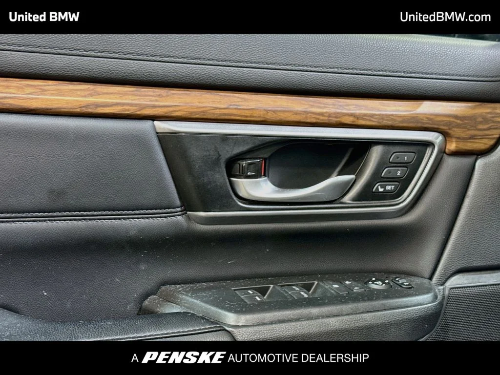 Used 2018 Lunar Silver Metallic Honda Touring image 10