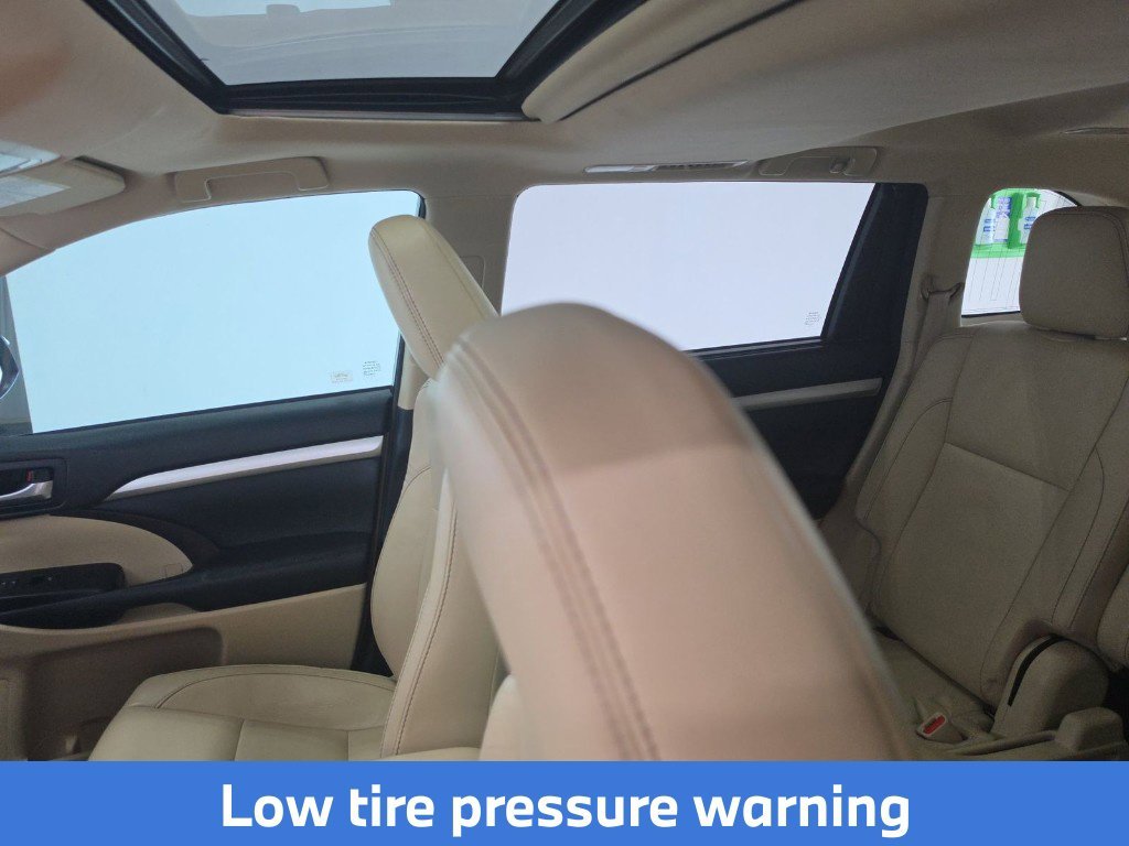 Used 2018 White Toyota XLE image 20