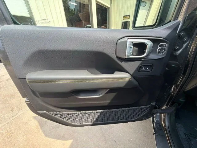 New 2026 Granite Crystal Metallic Clearcoat Jeep Sahara image 16