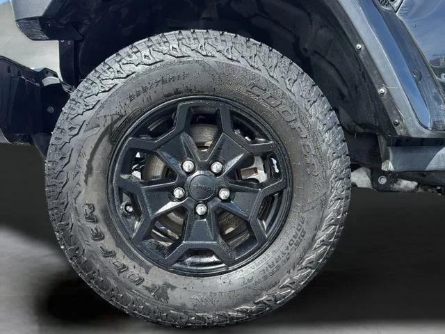 Used 2022 Black Jeep Sport image 18