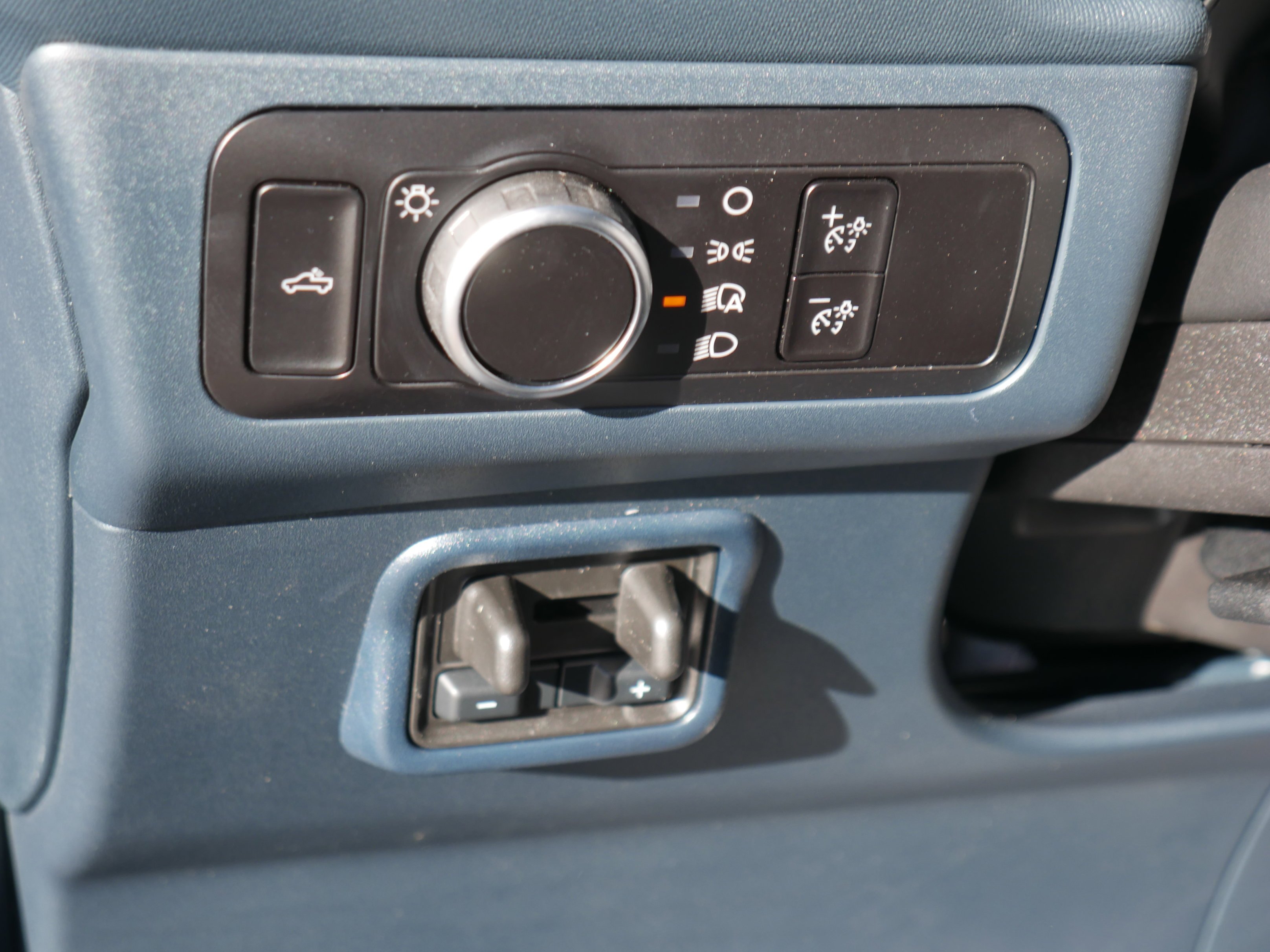 New 2025 Azure Gray Metallic Tri-Coat Ford XLT image 5