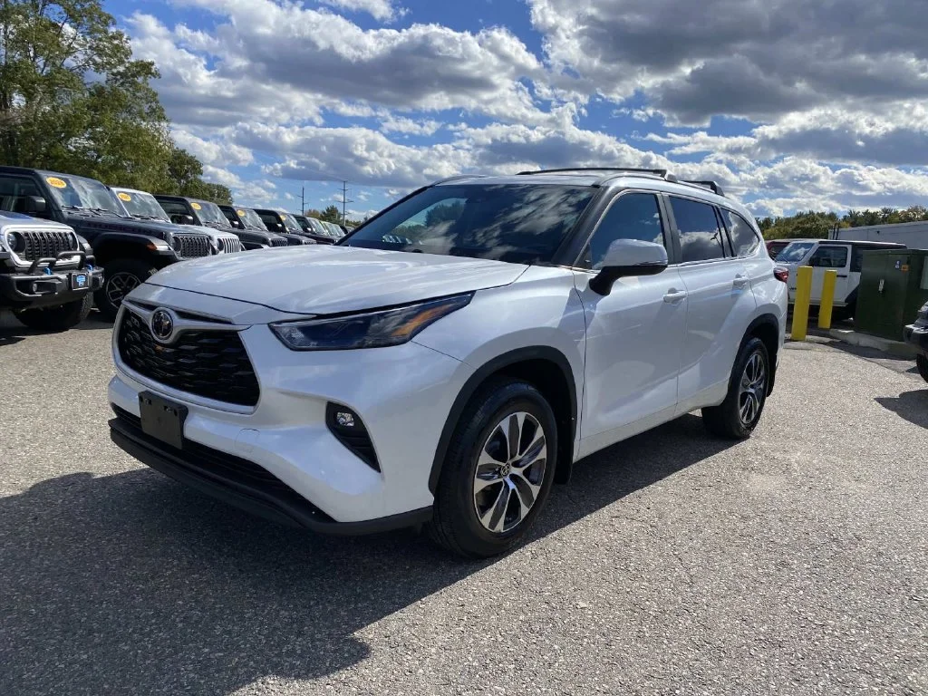 Used 2023 Beige Toyota XLE image 9