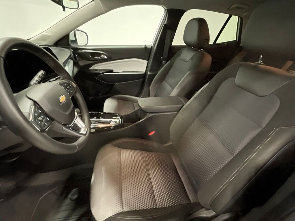 Used 2025 White Chevrolet LT image 3