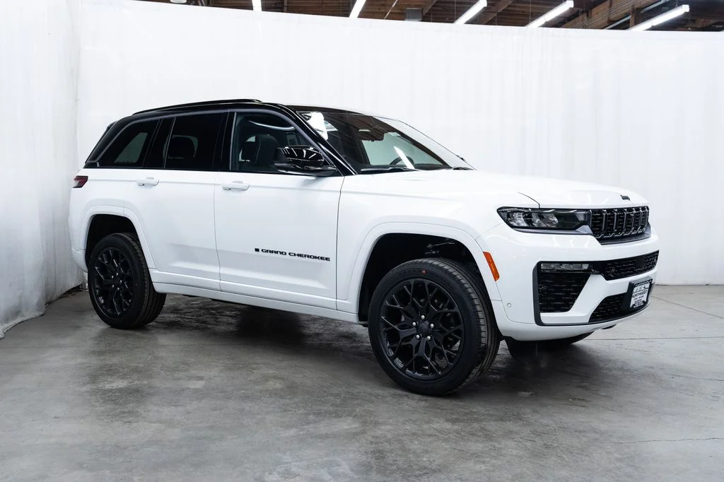 2026 Jeep Grand Cherokee Summit 4x4's photo