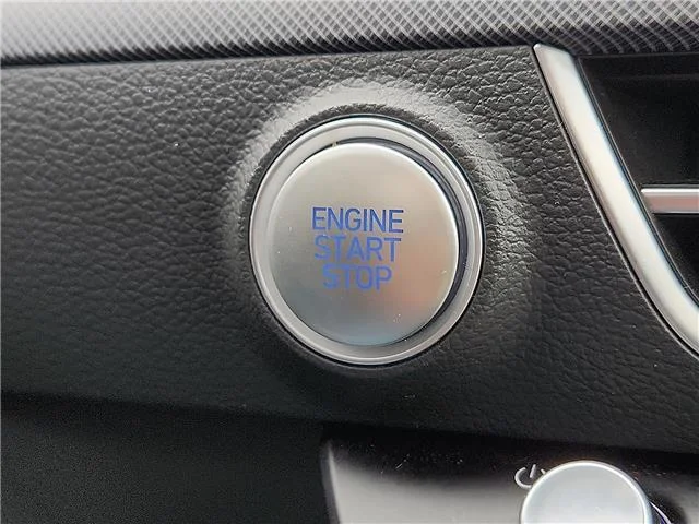 Used 2025 Black Hyundai SEL Front-Wheel Drive image 16