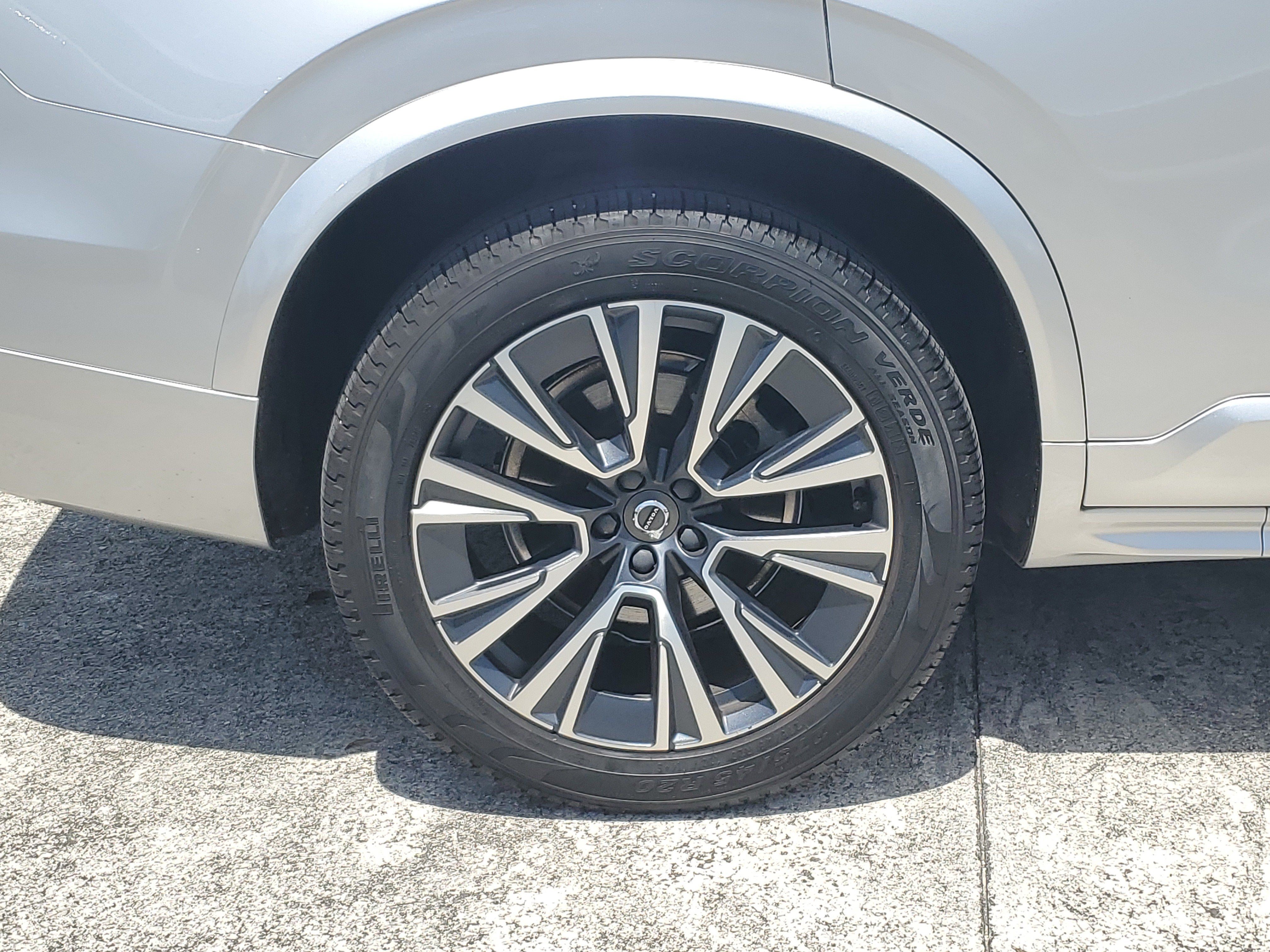Used 2022 Bright Silver Metallic Volvo Momentum image 9