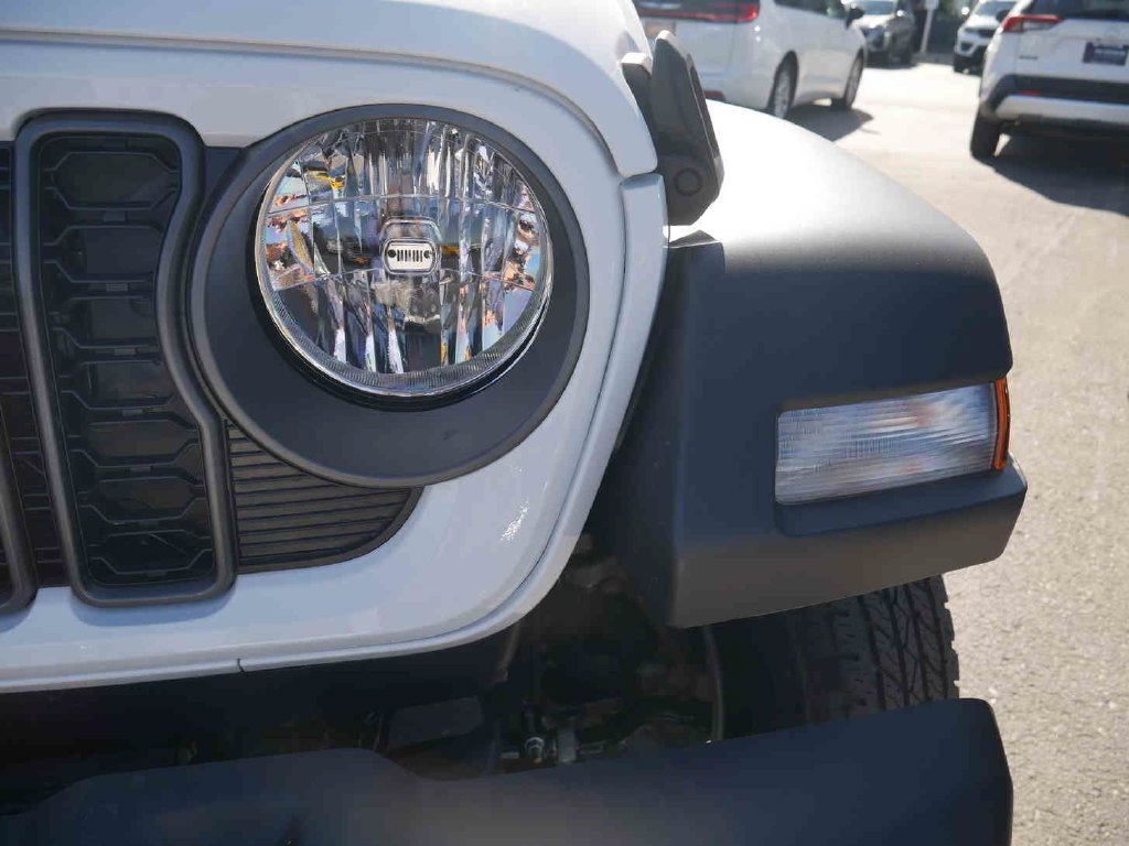 New 2027 Bright White Clear-Coat Paint Jeep Sport S image 22