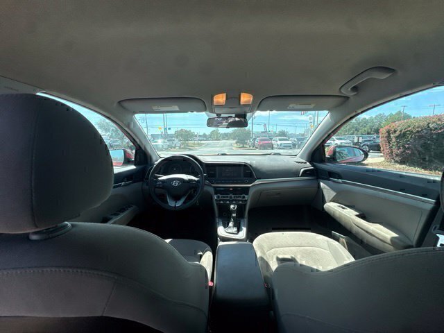 Used 2020 Red Hyundai SE image 19