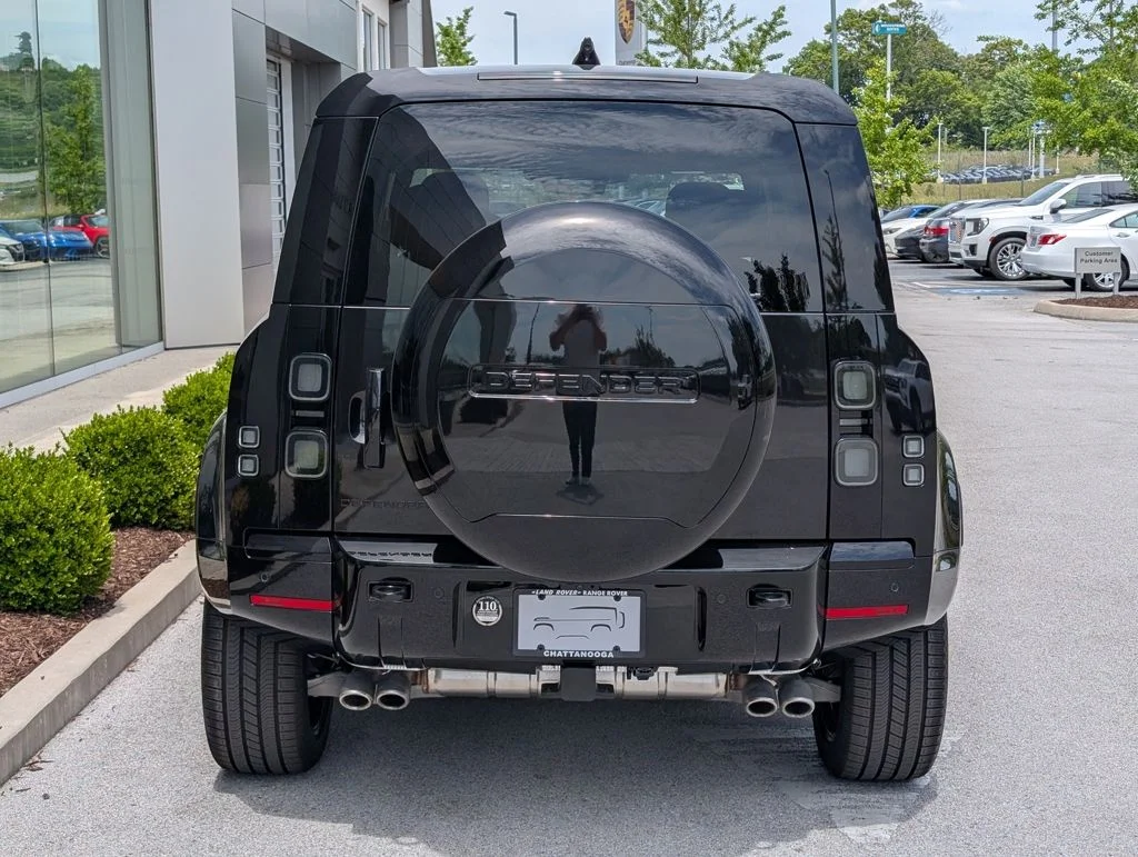 New 2026 Santorini Black Land Rover V8 image 6