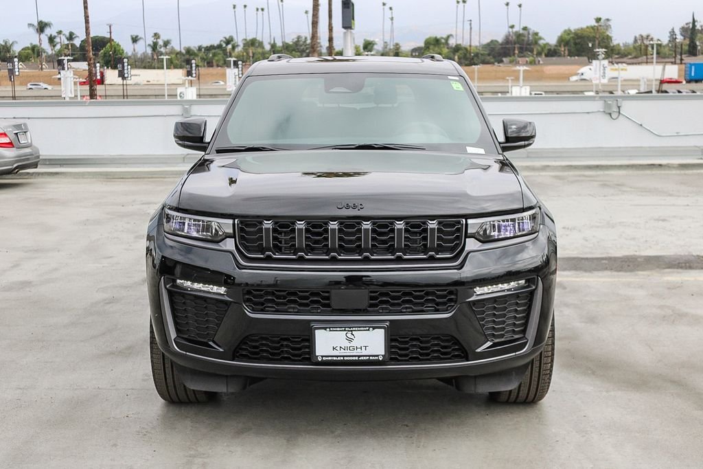 New 2026 Diamond Black Crystal Pearlcoat Jeep Limited image 3