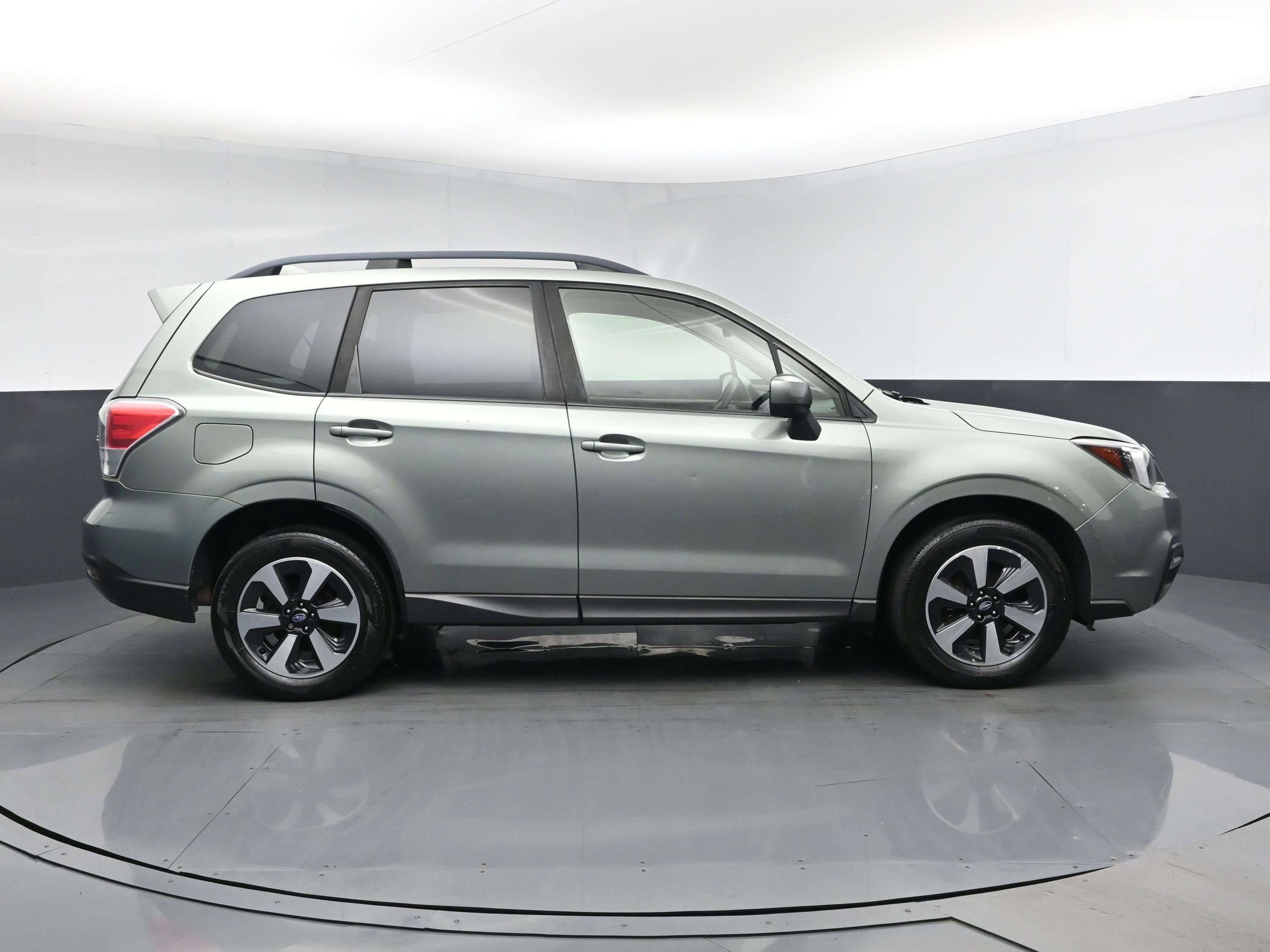 Used 2018 Jasmine Green Metallic Subaru Premium image 3