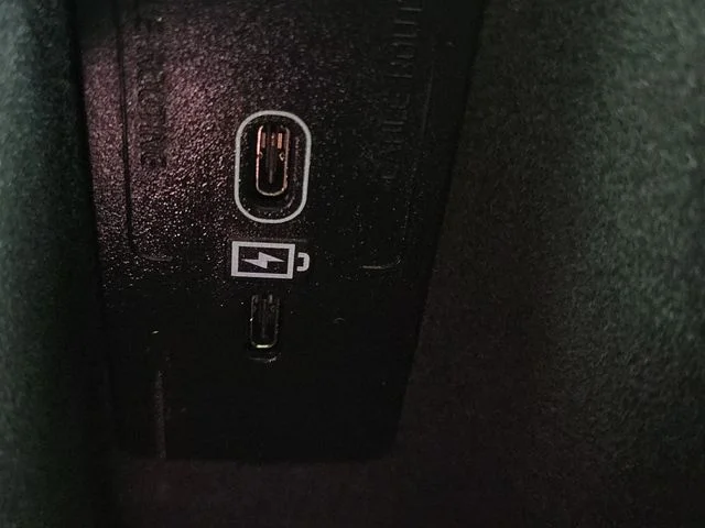 Used 2022 Black Volvo B6 Inscription image 31