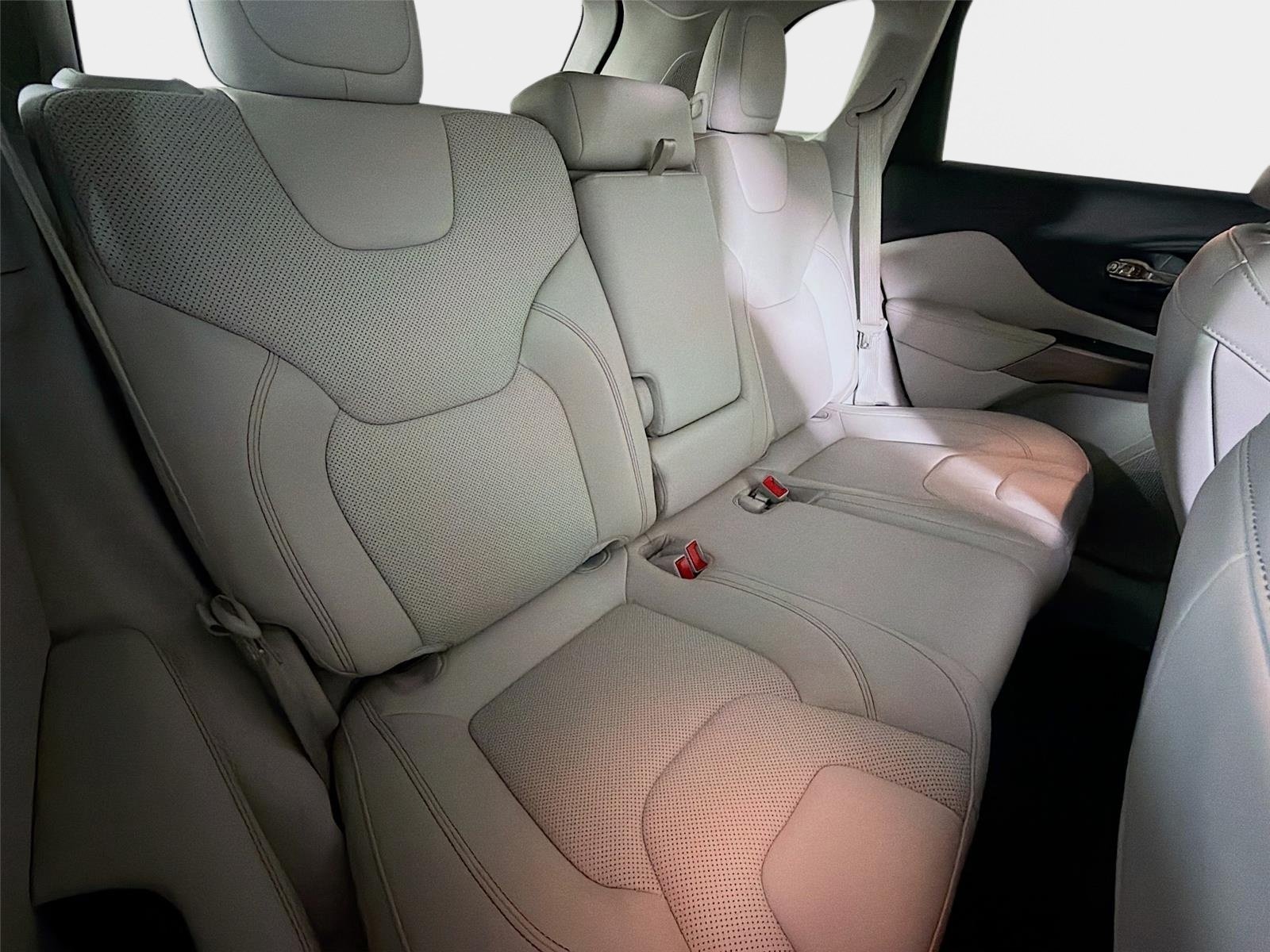 Used 2021 Bright White Clearcoat Jeep Latitude Lux image 24