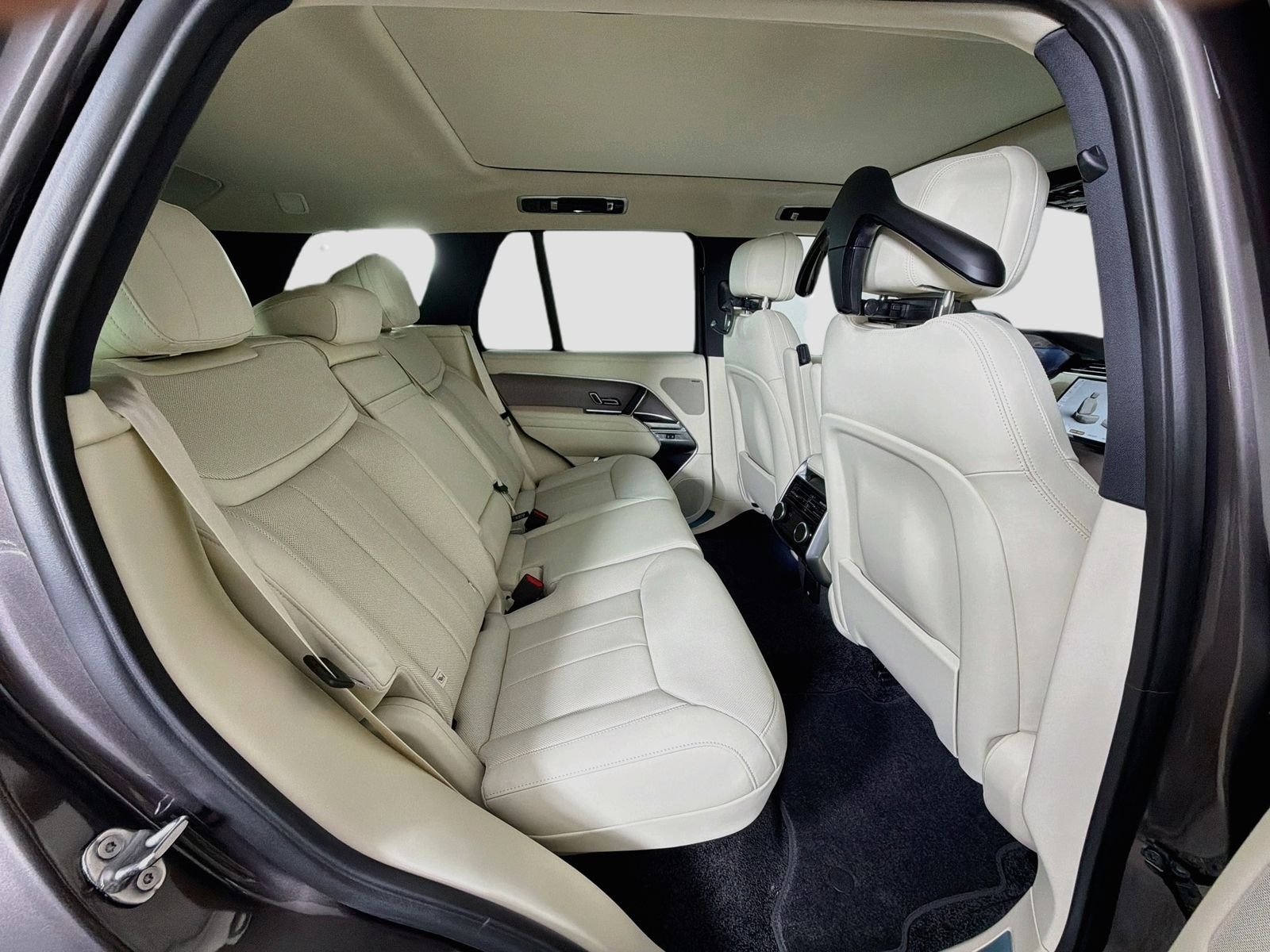 New 2026 Charente Grey LAND ROVER SE image 29