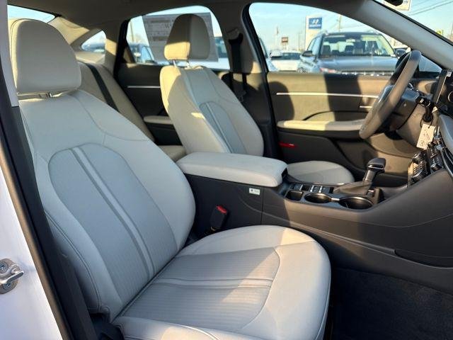 New 2026 White Hyundai SE image 15