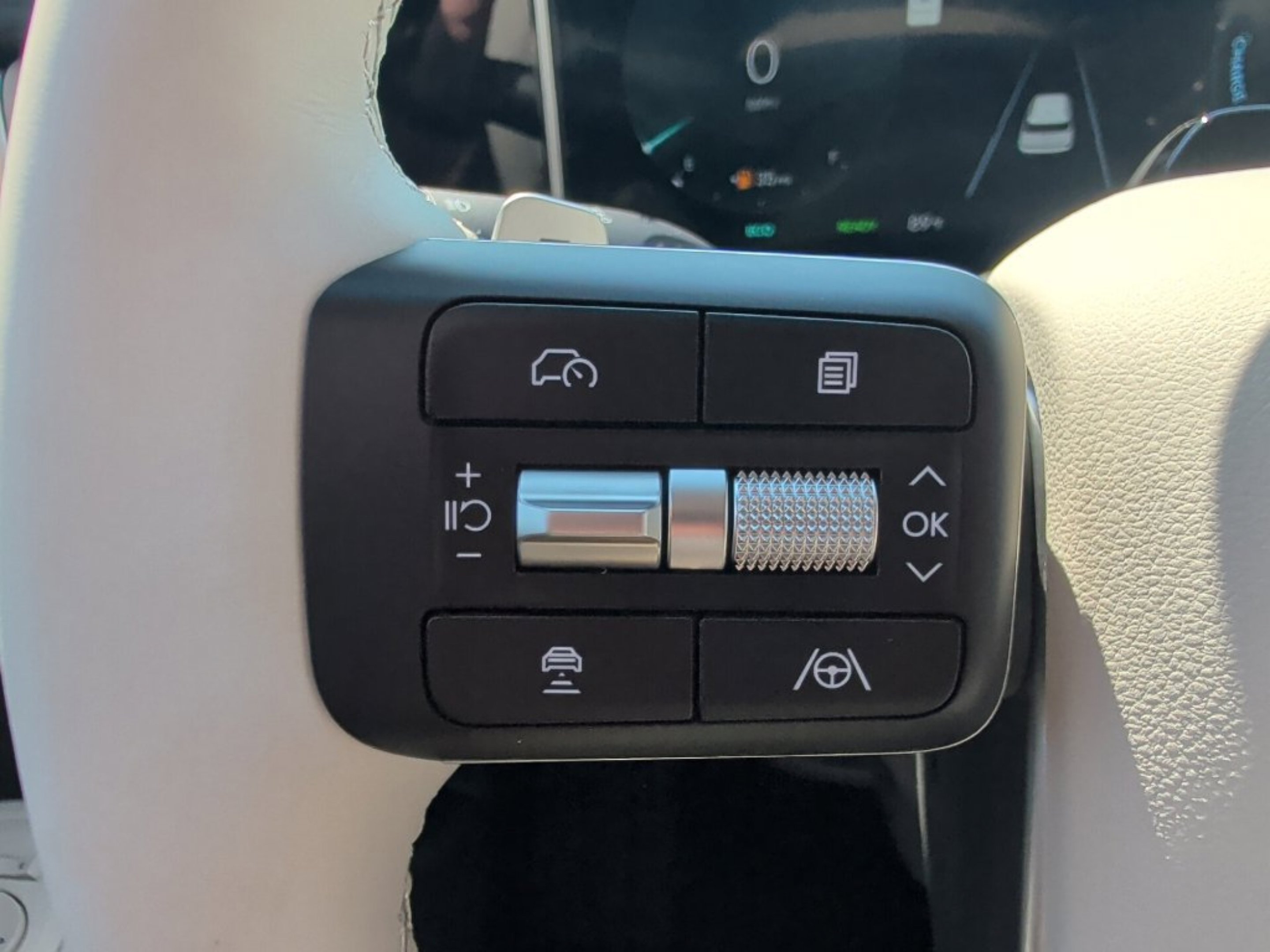 New 2027 Shimmering Silver Hyundai Limited 6P image 18