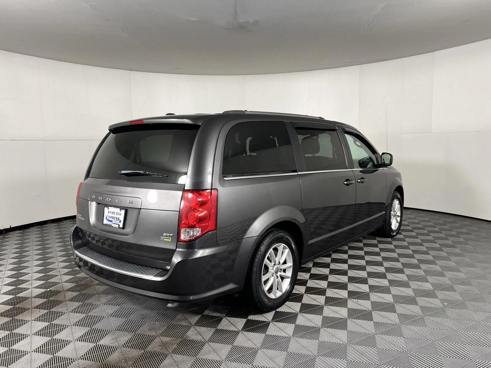Used 2019 Granite Pearlcoat Dodge SXT image 8