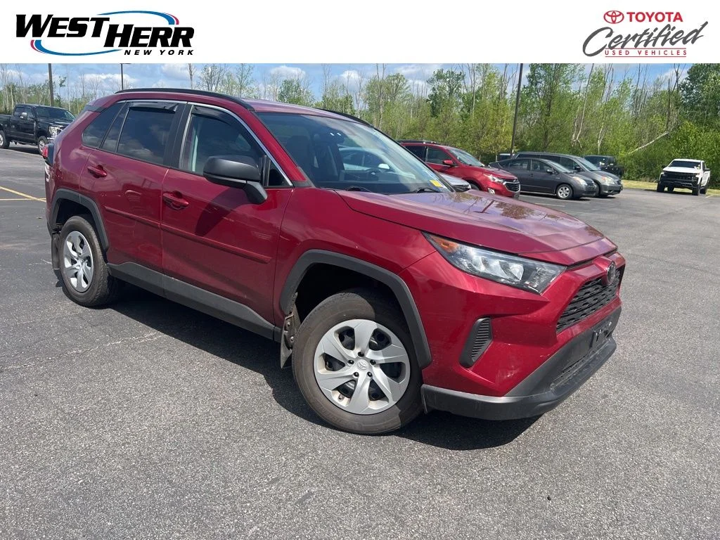 2021 Toyota RAV4 LE AWD's photo