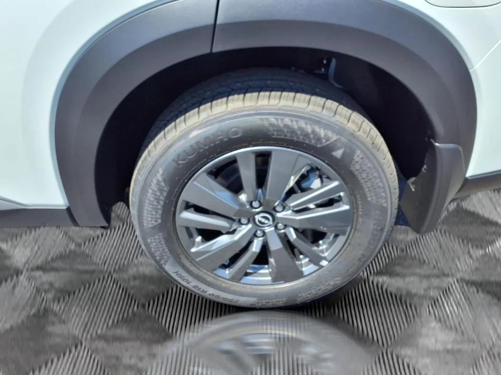 New 2026 Everest White Pearl TriCoat Nissan SV image 25