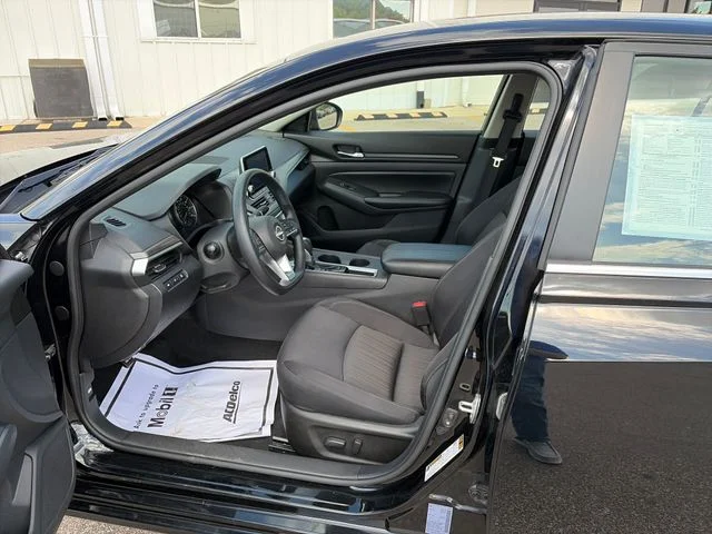 Used 2025 Super Black Clearcoat Nissan 2.5 SV image 14