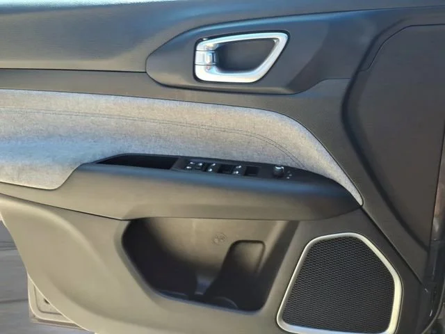 Used 2024  Jeep Latitude image 16