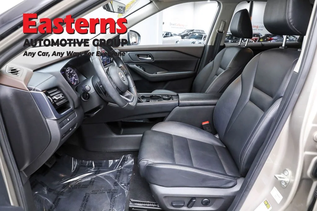 Used 2022 Silver Nissan SL image 14