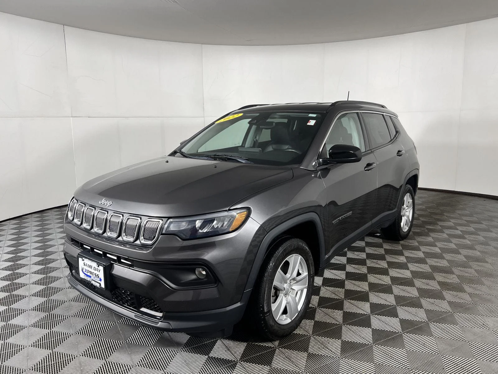 Used 2022 Granite Crystal Metallic Clearcoat Jeep Latitude image 4