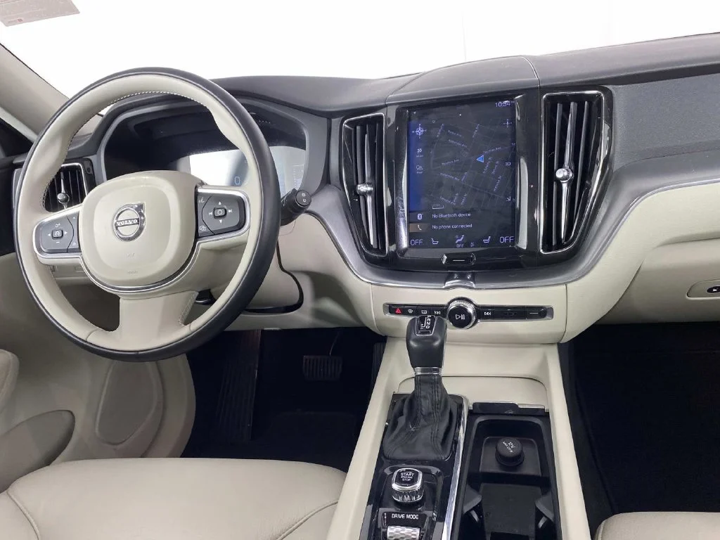 Used 2019 Bright Silver Metallic Volvo T5 Momentum image 13