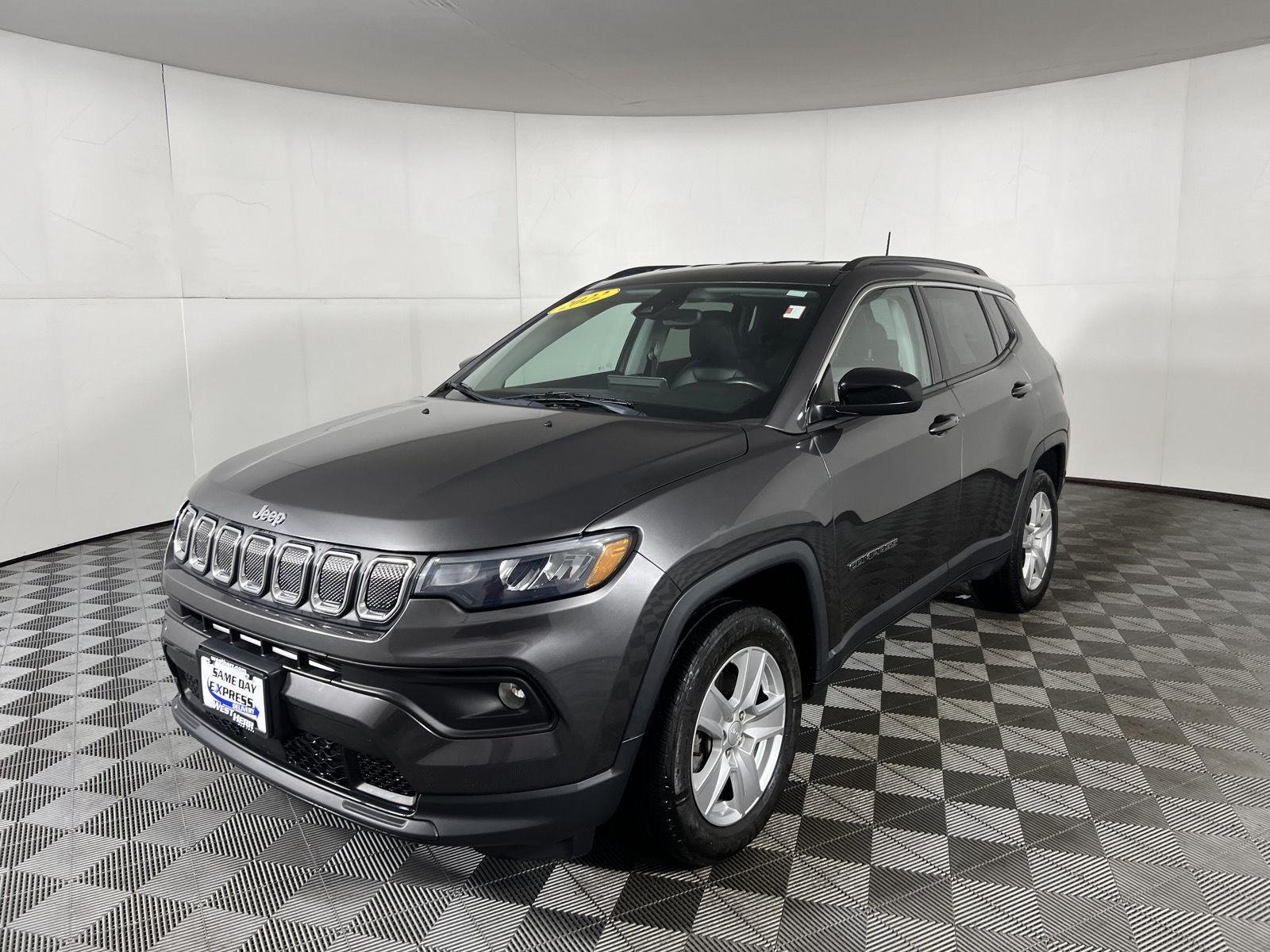 Used 2022 Granite Crystal Metallic Clearcoat Jeep Latitude image 4