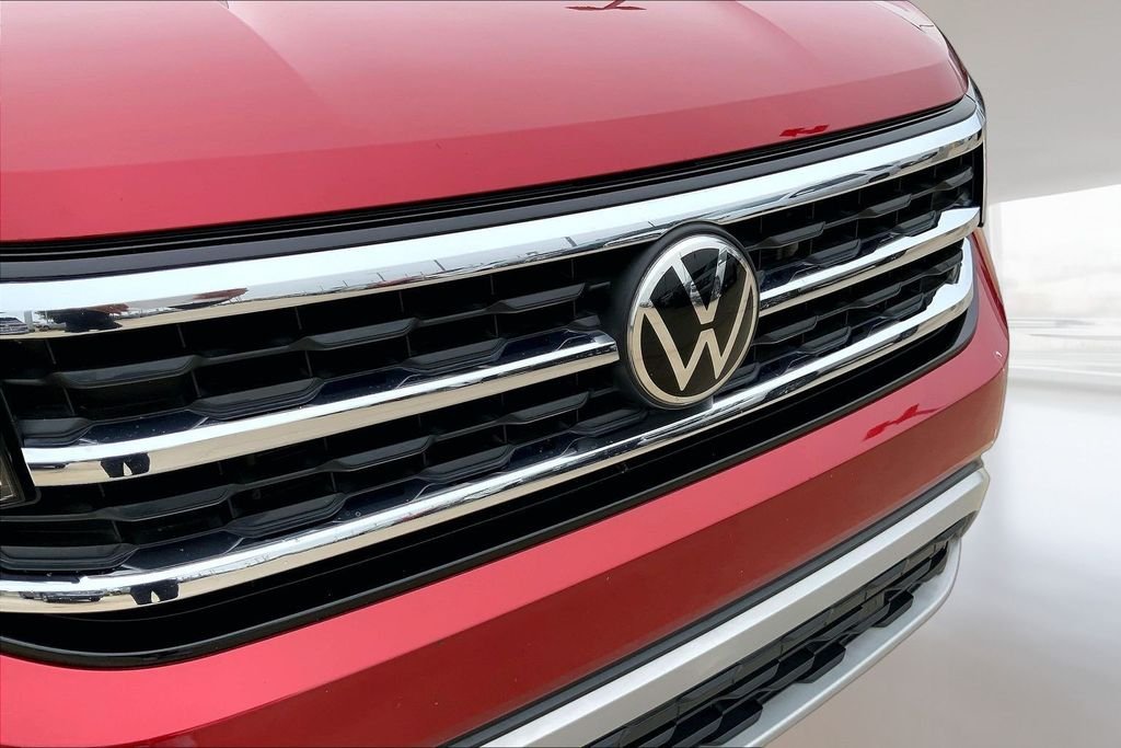 Used 2022 Red Metallic Volkswagen 3.6L V6 SE w/Technology image 28
