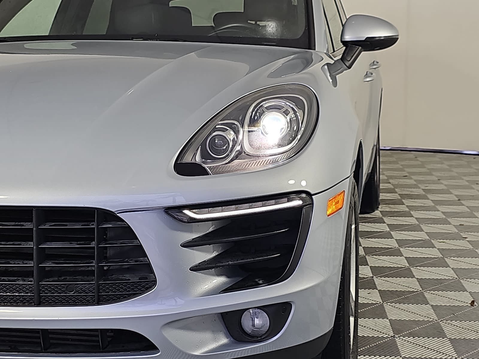 Used 2018 Silver Porsche  image 28